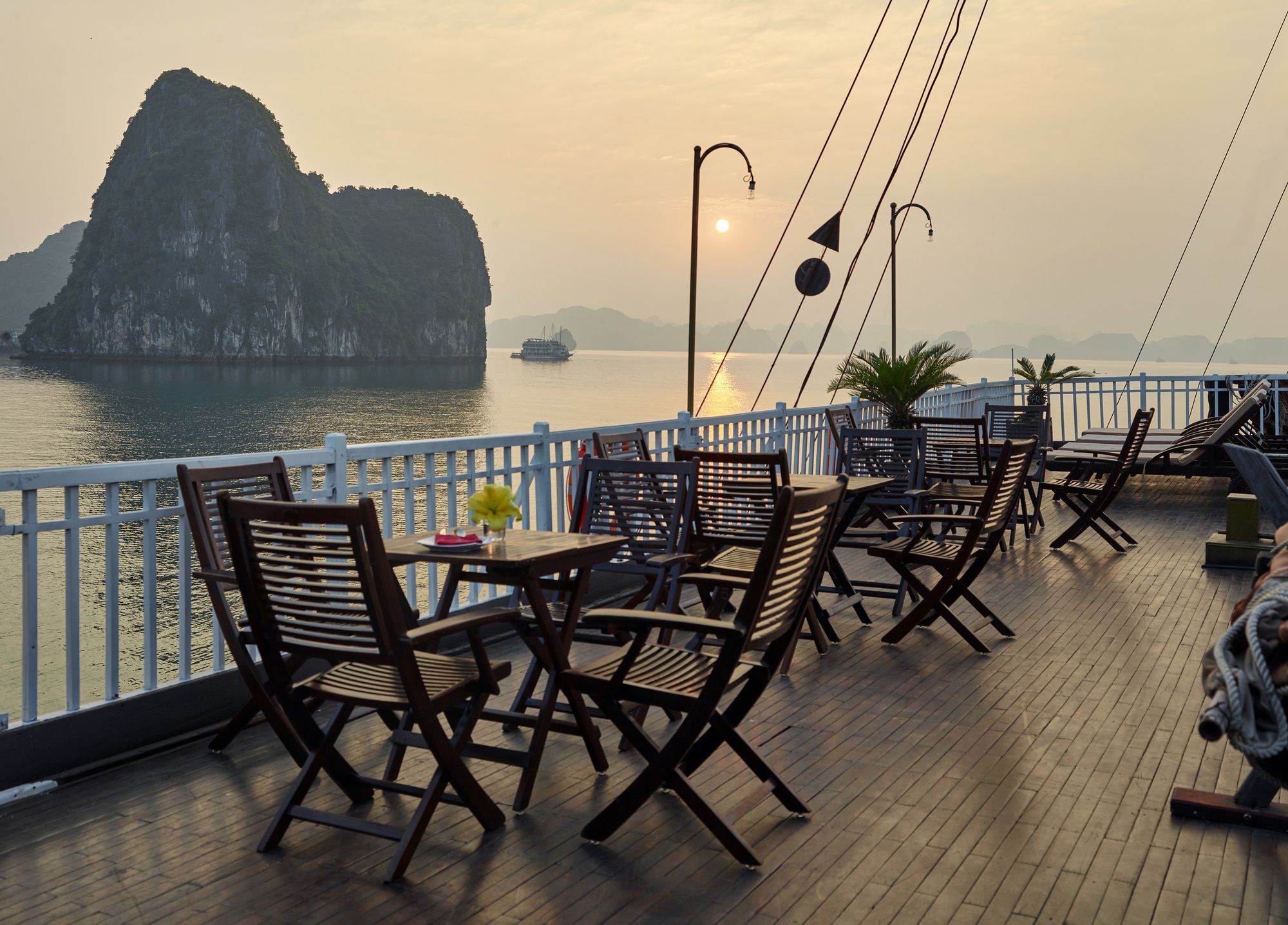 Garden Bay Legend Cruise Hotel Ha Long Exterior photo